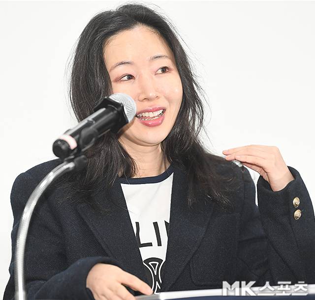 민희진 오케이 레코즈 대표(전 어도어 대표)가 법원으로부터 인정받은 256억 원 규모의 풋옵션(주식매매대금)을 전면 포기하겠다는 초강수를 둔 가운데, 이를 지켜보는 대중과 누리꾼들 사이에서 현실적인 회의론과 감탄이 교차하고 있다.사진=천정환 기자