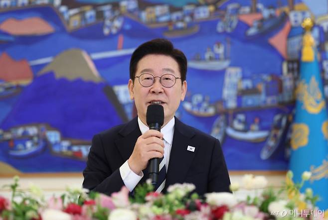 (서울=뉴스1) 허경 기자 = 이재명 대통령이 25일 청와대에서 열린 더불어민주당 상임고문단 오찬 간담회에서 발언하고 있다. (청와대통신사진기자단) 2026.2.25/뉴스1  Copyright (C) 뉴스1. All rights reserved. 무단 전재 및 재배포,  AI학습 이용 금지. /사진=(서울=뉴스1) 허경 기자