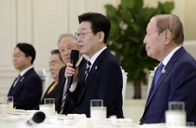 [서울=뉴시스] 최동준 기자 = 이재명 대통령이 25일 청와대에서 열린 더불어민주당 상임고문단 오찬 간담회에서 발언하고 있다. 2026.02.25. photocdj@newsis.com /사진=최동준