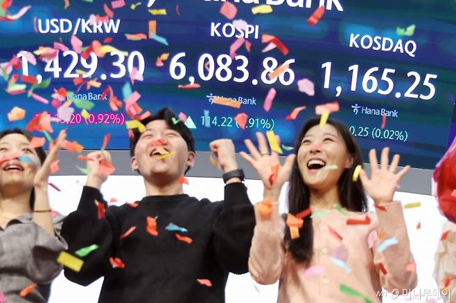(서울=뉴스1) 황기선 기자 = 코스피가 종가 기준 사상 처음 6000선을 돌파한 25일 오후 서울 중구 하나은행 본점 딜링룸에서 직원들이 축하 세리머니를 하고 있다. 이날 코스피지수는 전일대비 114.22p(1.91%) 오른 6083.86으로 장을 마감했다. 2026.2.25/뉴스1 Copyright (C) 뉴스1. All rights reserved. 무단 전재 및 재배포, AI학습 이용 금지. /사진=(서울=뉴스1) 황기선 기자