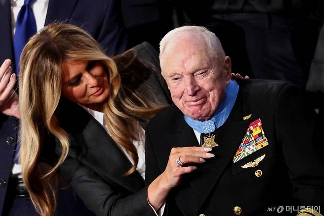 (워싱턴DC 로이터=뉴스1) 이정환 기자 = 24일(현지시간) 워싱턴 DC 미국 국회의사당 하원 회의장에서 열린 도널드 트럼프 미국 대통령의 2기 첫 국정연설 중 영부인 멜라니아 여사가 한국전쟁 참전용사 로이스 윌리엄스(100세)에게 의회 명예 훈장을 수여하고 있다. 2026.02.24. ⓒ 로이터=뉴스1 Copyright (C) 뉴스1. All rights reserved. 무단 전재 및 재배포, AI학습 이용 금지. /사진=(워싱턴DC 로이터=뉴스1) 이정환 기자