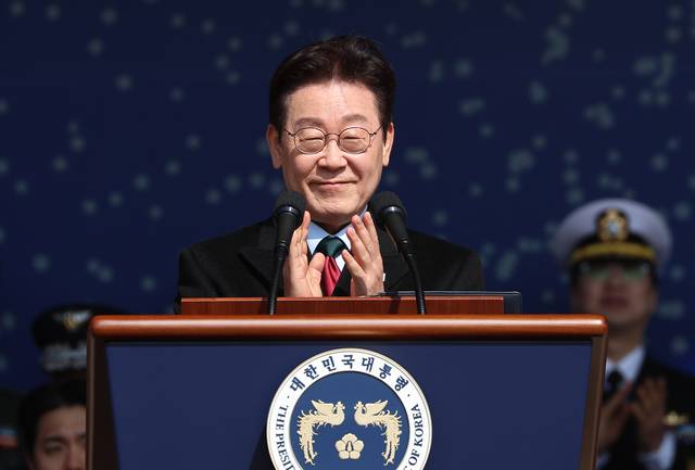 이재명 대통령이 20일 충남 계룡대 대연병장에서 열린 육·해·공군 사관학교 통합임관식에서 축사에 앞서 박수를 치고 있다. 연합뉴스