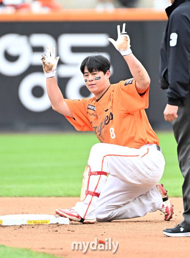 18일 오후 대전광역시 중구 대전 한화생명볼파크에서 진행된 '2025 프로야구 KBO리그 포스트시즌' 플레이오프(PO) 1차전 한화이글스와 삼성라이온즈의 경기. 한화 노시환이 1회말 2사 1루서 안타를 친 뒤 2루에 들어가고 있다./마이데일리