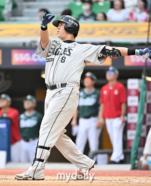 27일 오후 인천광역시 문학동 SSG랜더스필드에서 진행된 '2025 프로야구 KBO리그' SSG랜더스와 한화이글스의 경기. 한화 노시환이 1회초 1사 1,3루서 3점 홈런을 터뜨리고 있다./마이데일리