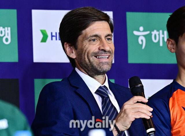 제주 SK FC 세르지우 코스타 감독이 25일 서울 서대문구 스위스 그랜드 호텔에서 진행된 하나은행 2026 K리그 개막 미디어데이에 참석했다. 개막 미디어 데이에는 강원 FC (정경호 감독 / 서민우), 김천 상무 (주승진 감독 / 이정택), 전북 현대 모터스 (정정용 감독 / 김태환), 대전 하나 시티즌 (황선홍 감독 / 주민규), 포항 스틸러스(박태하 감독 / 전민광), FC 서울 (김기동 감독 / 김진수), 인천 유나이티드 (윤정환 감독 / 이명주). 울산 HD FC (김현석 감독 / 정승현), 광주 FC (이정규 감독/ 안영규), 안양 FC (유병훈 감독 / 이청용), 제주 SK FC (세르지우 코스타 감독 / 김륜성), 부천 FC (이영민 감독 / 한지호)가 참석해 새 시즌 각오를 밝혔다./사진 = 한혁승 기자