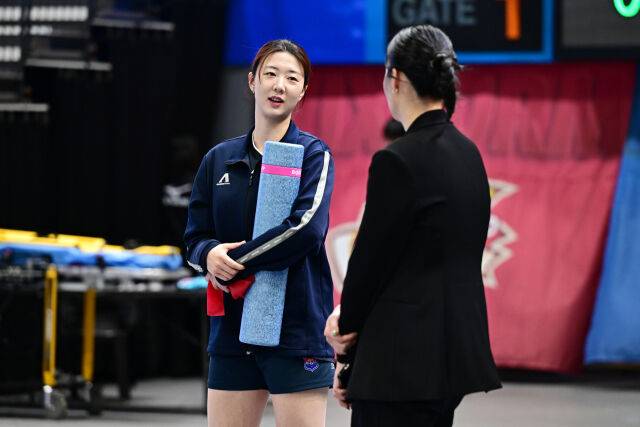 ▲ 도로공사 강소휘와 대화를 나누는 표승주. [사진 = 한국배구연맹(KOVO)]