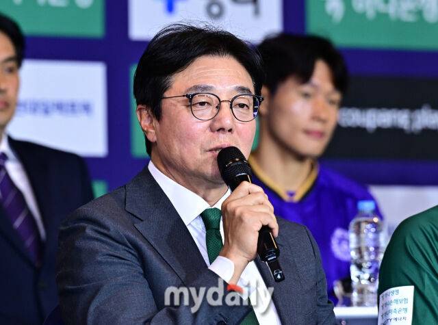 대전 하나 시티즌 황선홍 감독이 25일 서울 서대문구 스위스 그랜드 호텔에서 진행된 하나은행 2026 K리그 개막 미디어데이에 참석했다. 개막 미디어 데이에는 강원 FC (정경호 감독 / 서민우), 김천 상무 (주승진 감독 / 이정택), 전북 현대 모터스 (정정용 감독 / 김태환), 대전 하나 시티즌 (황선홍 감독 / 주민규), 포항 스틸러스(박태하 감독 / 전민광), FC 서울 (김기동 감독 / 김진수), 인천 유나이티드 (윤정환 감독 / 이명주). 울산 HD FC (김현석 감독 / 정승현), 광주 FC (이정규 감독/ 안영규), 안양 FC (유병훈 감독 / 이청용), 제주 SK FC (세르지우 코스타 감독 / 김륜성), 부천 FC (이영민 감독 / 한지호)가 참석해 새 시즌 각오를 밝혔다./한혁승 기자