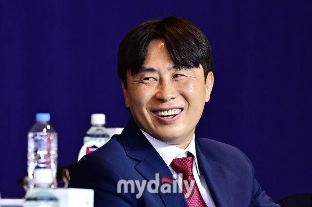 FC 서울 김기동 감독이 25일 서울 서대문구 스위스 그랜드 호텔에서 진행된 하나은행 2026 K리그 개막 미디어데이에 참석했다. 개막 미디어 데이에는 강원 FC (정경호 감독 / 서민우), 김천 상무 (주승진 감독 / 이정택), 전북 현대 모터스 (정정용 감독 / 김태환), 대전 하나 시티즌 (황선홍 감독 / 주민규), 포항 스틸러스(박태하 감독 / 전민광), FC 서울 (김기동 감독 / 김진수), 인천 유나이티드 (윤정환 감독 / 이명주). 울산 HD FC (김현석 감독 / 정승현), 광주 FC (이정규 감독/ 안영규), 안양 FC (유병훈 감독 / 이청용), 제주 SK FC (세르지우 코스타 감독 / 김륜성), 부천 FC (이영민 감독 / 한지호)가 참석해 새 시즌 각오를 밝혔다./한혁승 기자