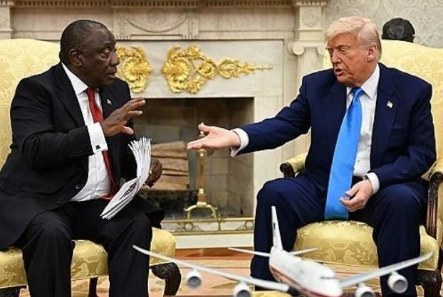 도널드 트럼프 미국 대통령(오른쪽)과 시릴 라마포사 남아프리카공화국 대통령이 지난해 백악관에서 진행한 정상회담 중 언쟁을 벌이고 있다. 양국의 껄끄러운 관계로 인해 1년여간 공석이었던 남아공 주재 미국 대사가 23일(현지시간) 현지에 부임했다.[AP]