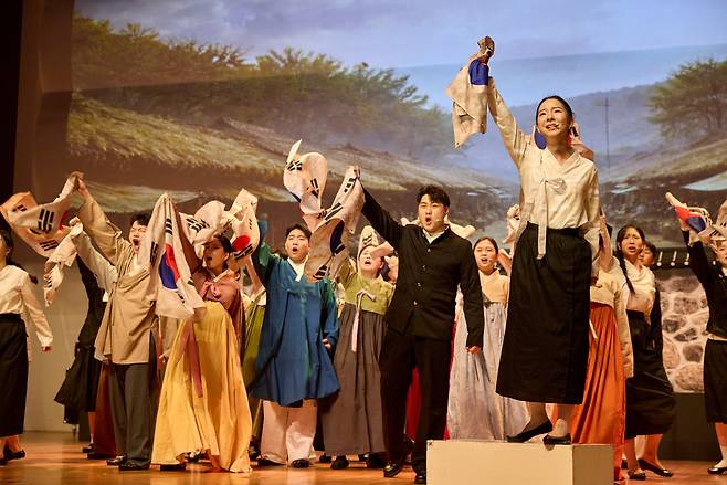 3.1절 107주년 기념 HSS 나라사랑 콘서트 ‘꺼지지 않는 불꽃, 유관순의 기도가 107년의 역사를 비추다’가  숭실대학교 한경직기념관에서 성황리에 개최됐다. HSS 고등부 뮤지컬팀이 뮤지컬 ‘믿음의 순교자, 유관순’을 열연하고 있다.  [사진=홀리씨즈교회 HSS]