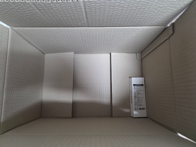 쿠팡에서 주문한 택배 상자의 대부분 공간이 비어 있다.[X(구 트위터) 갈무리]