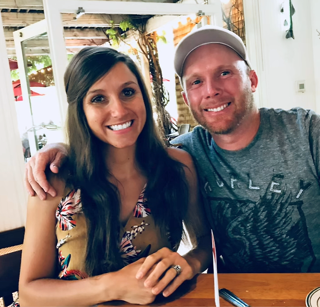 지난 2022년 사망한 에릭 리친스(오른쪽)와 살인 용의자로 지목된 아내 코우리 리친스. [페이스북]