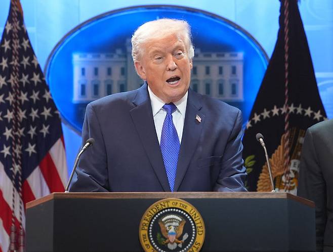 [워싱턴=AP/뉴시스]도널드 트럼프 미국 대통령이 지난 20일(현지 시간) 백악관에서 대법원 관세 판결 관련 기자회견을 열고 발언하고 있다. 2026.02.21.