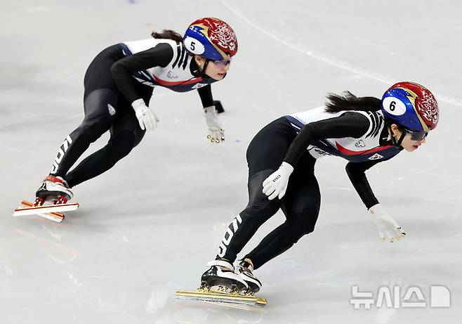 [밀라노=뉴시스] 박주성 기자 = 20일 (현지 시간) 이탈리아 밀라노 아이스 스케이팅 아레나 경기장에서 열린 2026 밀라노·코르티나담페초 동계올림픽 쇼트트랙 여자 1500m 결승에서 김길리(왼쪽)와 최민정이 역주하고 있다. 2026.02.21. park7691@newsis.com