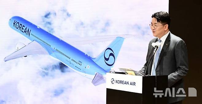 [서울=뉴시스] 공항사진기자단 = 조원태 한진그룹 회장이 11일 서울 강서구 대한항공 본사에서 열린 신규 CI 공개 기자간담회에서 취재진의 질문에 답하고 있다. 2025.03.11 photo@newsis.com