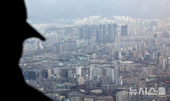 [서울=뉴시스] 최진석 기자 = 주택 가격이 오를 것이라는 기대감이 3년 7개월만에 최대 폭으로 떨어진 것으로 발표된 지난 24일 서울 송파구 롯데월드타워 전망대 서울스카이에서 서울 한 아파트 단지가 보이고 있다. 2026.02.24. myjs@newsis.com