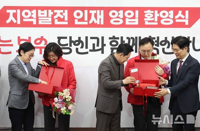 [서울=뉴시스] 조성봉 기자 = 손정화 회계사, 정진우 원전엔지니어가 25일 오전 서울 여의도 국회에서 열린 국민의힘 인재영입위원회 영입인재 환영식에서 시크릿박스를 전달받고 있다. 왼쪽부터 조지연 의원, 손 회계가, 장동혁 대표, 정 원전엔지니어, 조정훈 인재영입위원장. 2026.02.25. suncho21@newsis.com