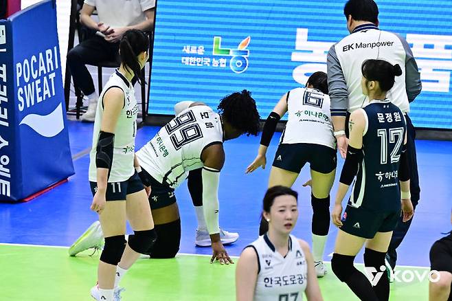 [서울=뉴시스] 프로배구 한국도로공사 모마가 24일 수원체육관에서 열린 진에어 2025~2026 V-리그 여자부 현대건설과의 경기에서 발목 부상을 당해 주저앉고 있다. (사진=KOVO 제공) 2026.02.24. *재판매 및 DB 금지
