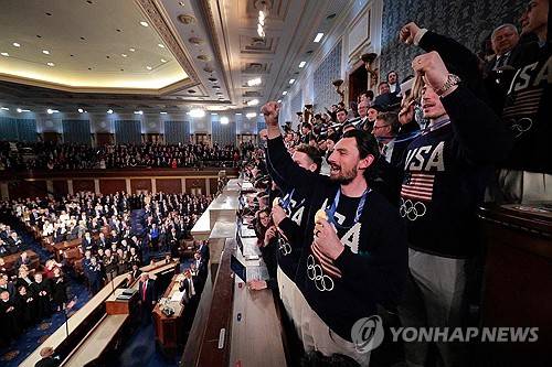 동계올림픽에서 금메달을 딴 미국 남자 아이스하키팀이 국정연설 현장에 참석한 모습 [AFP=연합뉴스]