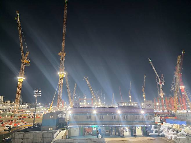 삼성전자 평택캠퍼스 P5 건설현장에 대형 타워크레인들이 빛을 밝히고 있다. 박성완 기자