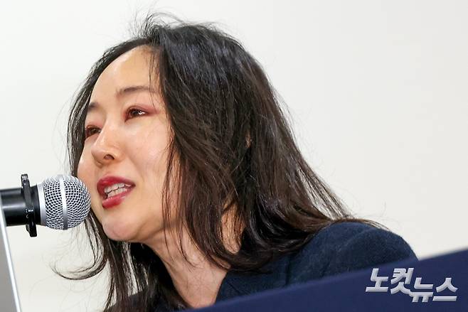 하이브와의 주주간계약 및 풋옵션 소송 1심에서 승소한 민희진 오케이레코즈 대표가 25일 오후 서울 종로구 모처에서 기자회견을 열었다. 박종민 기자