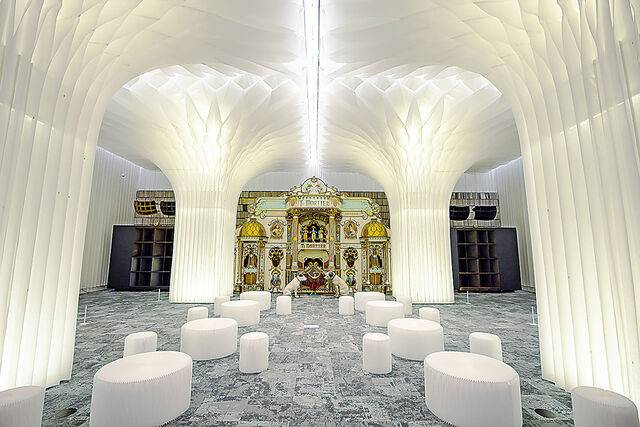 패브릭과 조명으로 몽환적인 분위기의 라운지.