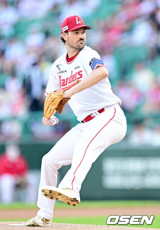 [OSEN=인천, 최규한 기자] 10일 인천 SSG랜더스필드에서 ‘2025 신한 SOL Bank KBO리그’ SSG 랜더스와 KT 위즈의 경기가 열렸다.홈팀 SSG는 드류 앤더슨, 방문팀 KT는 고영표를 선발로 내세웠다.1회초 SSG 선발 앤더슨이 힘차게 공을 뿌리고 있다. 2025.07.10 / dreamer@osen.co.kr