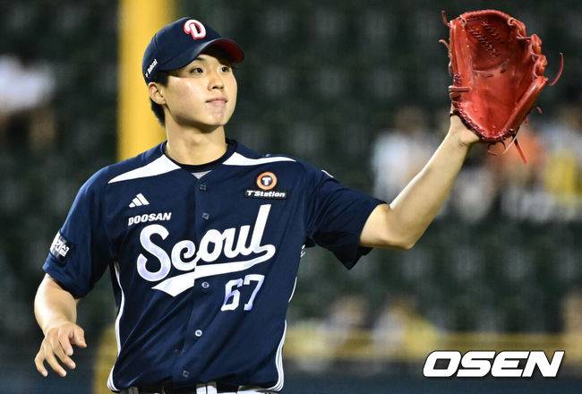 [OSEN=잠실, 조은정 기자]7일 오후 서울 잠실구장에서 ‘2025 신한 SOL Bank KBO리그’ LG 트윈스와 두산 베어스의 경기가 열렸다. LG는 송승기, 두산은 곽빈을 선발로 내세웠다. 8회말 무사 1루 두산 홍민규가 1루주자 최원영을 견제사 시킨 뒤 미소짓고 있다. 2025.08.07 /cej@osen.co.kr