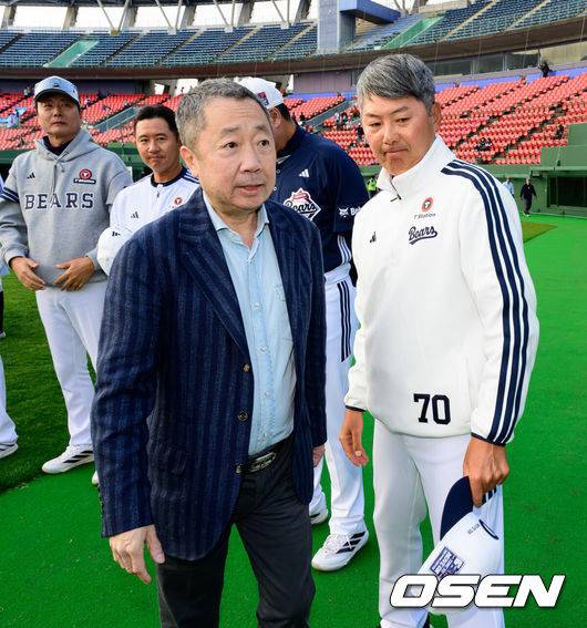 [OSEN=미야자키(일본), 지형준 기자] 두산 베어스가 25일 일본 미야자키 산마린 스타디움에서 일본프로야구 세이부 라이온스와의 구춘대회 첫 경기를 가졌다.이날 두산은 세이부에 3-6으로 패했다. 경기를 마치고 두산 베어스 구단주인 박정원 두산그룹 회장이 김원형 감독과 인사를 나누고 있다. 2026.02.25 /jpnews@osen.co.kr