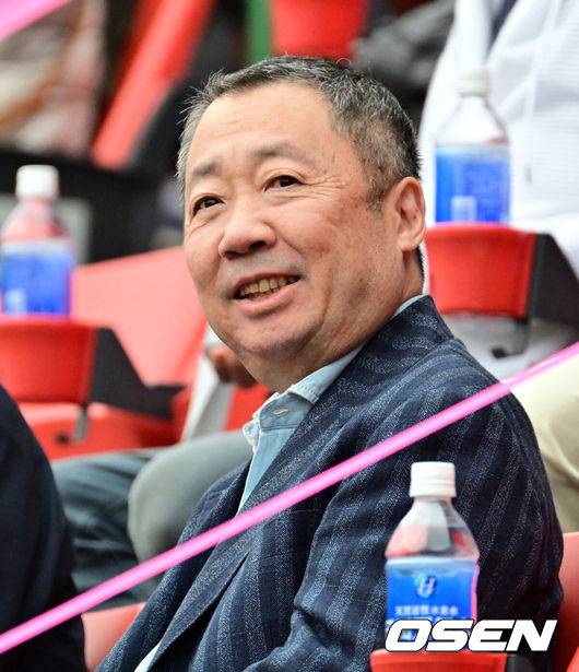 [OSEN=미야자키(일본), 지형준 기자] 두산 베어스가 25일 일본 미야자키 산마린 스타디움에서 일본프로야구 세이부 라이온스와의 구춘대회 첫 경기를 가졌다.호주 시드니 블랙타운 야구장에서 체력 및 전술 훈련 위주의&nbsp;1차 캠프를 마친 두산은 미야자키에서 '구춘대회'&nbsp;포함&nbsp;7차례 연습경기를 치른다.&nbsp;두산 베어스 구단주인 박정원 두산그룹 회장이 경기를 관전하고 있다. 2026.02.25 /jpnews@osen.co.kr