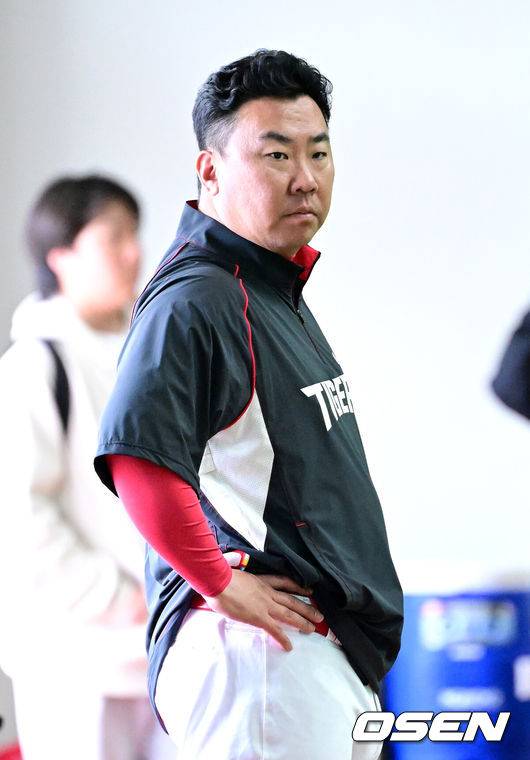 [OSEN=오키나와(일본), 최규한 기자] 프로야구 KIA 타이거즈가 25일 일본 오키나와 킨 베이스볼 스타디움에 스프링캠프를 차리고 구슬땀을 흘렸다.KIA는 이번 오키나와 2차 스프링캠프에서 총 5차례 연습경기를 치르며 전력을 끌어올릴 예정이다.KIA 이범호 감독이 선수들의 훈련을 주시하고 있다. 2026.02.25 / dreamer@osen.co.kr