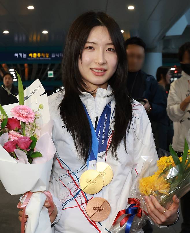 2026 밀라노·코르티나담페초 동계올림픽 쇼트트랙 2관왕 김길리가 24일 꽃다발을 든 채 인천국제공항을 통해 귀국하고 있다. 인천공항=뉴스1