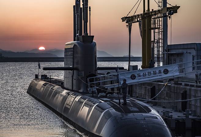해군 잠수함사령부 승조원들이 경남 진해시 해군 잠수함사령부에 정박된 잠수함 도산안창호함에서 연말 대비태세를 위해 출항 준비를 하고 있다. 진해=뉴시스