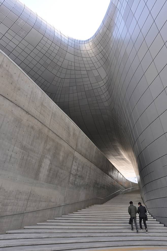 ‘파라메트릭 디자인’이라는 통상적이지 않은 방식으로 설계된 DDP는 정면과 측면이 구분되고 벽과 천장이 나뉘는 일반적인 형태가 아니다. 그래서 준공된 지 10여년이 지난 지금도 볼 때마다 낯선 현대 예술품 같다.