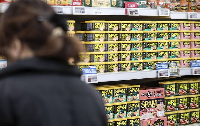 서울 시내의 한 대형 할인점에 진열된 스팸. 뉴시스