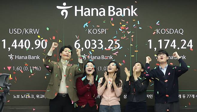 코스피가 장중 6000을 넘어선 가운데 25일 서울 중구 하나은행 본점 딜링룸에서 직원들이 기뻐하고 있다. 연합뉴스