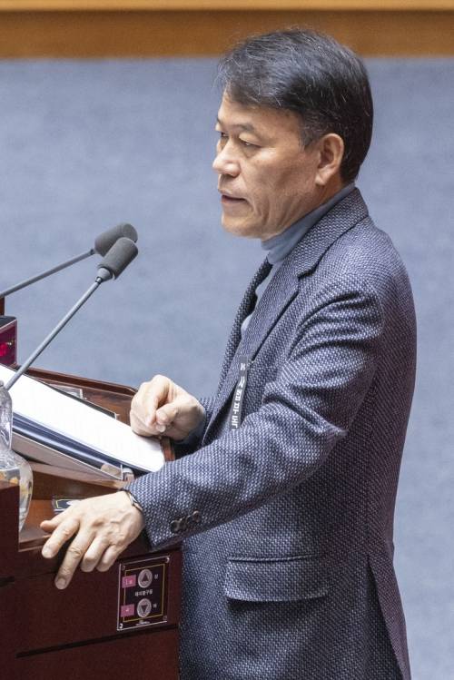 24일 국회 본회의에서 국민의힘 윤한홍 의원이 3차 상법 개정안에 대해 필리버스터를 하고 있다. 연합뉴스