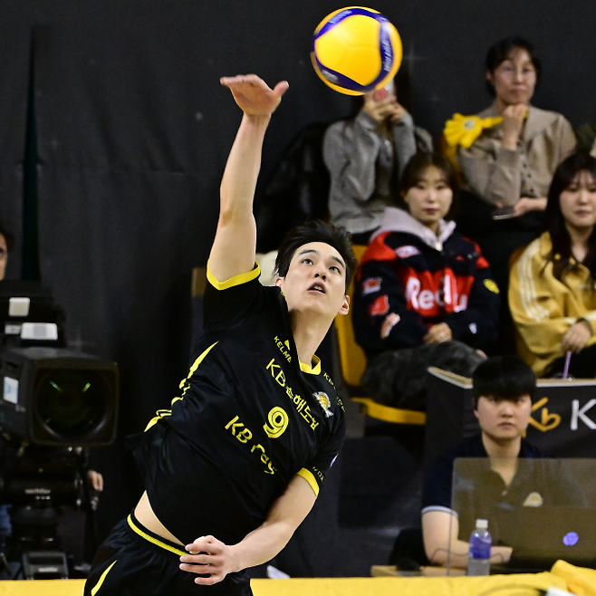 KB손해보험 임성진이 24일 경기 의정부시 경민대학교 기념관에서 열린 삼성화재와의 6라운드 맞대결에서 서브를 시도하고 있다. 2026.2.24 KOVO 제공