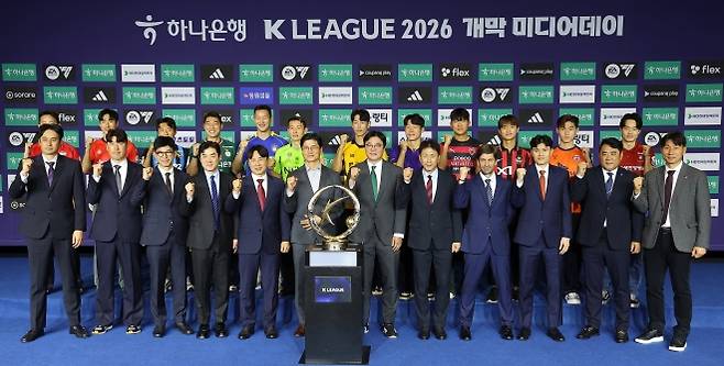 K리그 미디어데이 기념촬영 - 25일 서울 서대문구 스위스 그랜드호텔 컨벤션센터에서 열린 ‘하나은행 K리그 2026 개막 미디어데이’에서 감독과 선수들이 기념촬영을 하고 있다. 2026.2.25 연합뉴스