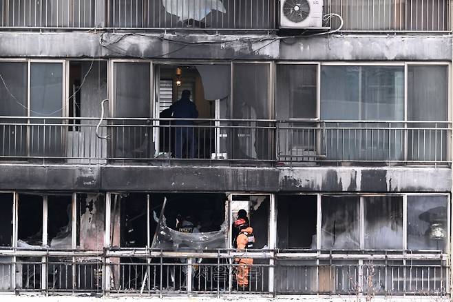 24일 오전 화재가 발생한 서울 강남구 대치동 은마아파트에서 경찰, 소방 관계자들이 화재 원인 조사를 위한 합동 감식을 하고 있다. 2026.2.24. 도준석 전문기자