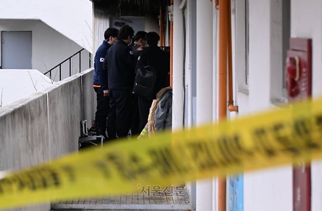 24일 오전 화재가 발생한 서울 강남구 대치동 은마아파트에서 경찰, 소방 관계자들이 화재 원인 조사를 위한 합동 감식을 하고 있다. 2026.2.24. 도준석 전문기자