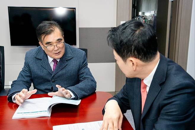 김기웅 서천군수가 24일 국회를 방문해 장동혁 의원과 면담을 하고있다. ⓒ서천군 제공