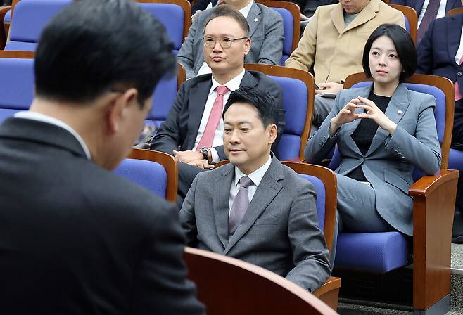 국민의힘 장동혁 대표와 배현진 의원이 23일 국회에서 열린 의원총회에서 송언석 원내대표의 발언을 경청하고 있다. ⓒ연합뉴스