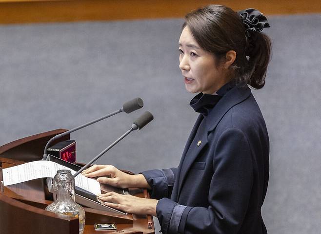 2022년 지방선거를 앞두고 1억원의 공천헌금을 주고받은 혐의로 수사를 받는 강선우 무소속 의원이 2월24일 국회 본회의에 자신의 체포동의안이 상정된 뒤 신상 발언을 하고 있다. ⓒ 연합뉴스