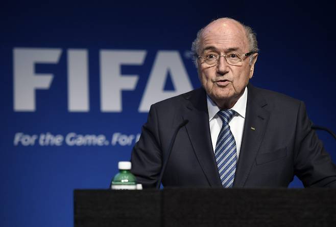 제프 블라터 전 FIFA 회장이 북중미월드컵은 ‘축구를 정치판으로 만든 불공평한 대회’라고 비판했다. AP뉴시스