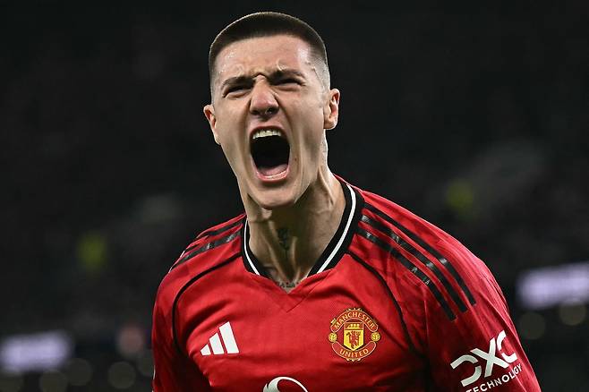 맨체스터 유나이티드의 슬로베니아 출신 공격수 벤야민 세슈코가 23일(현지시간) 영국 리버풀 힐 디킨슨 스타디움에서 열린 에버턴과의 2025-26 잉글랜드 프리미어리그(EPL) 경기에서 선제골을 터뜨린 뒤 기뻐하고 있다. AFP