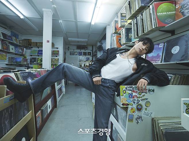 화보 촬영을 하고 있는 방탄소년단 멤버 정국. 캘빈클라인 제공