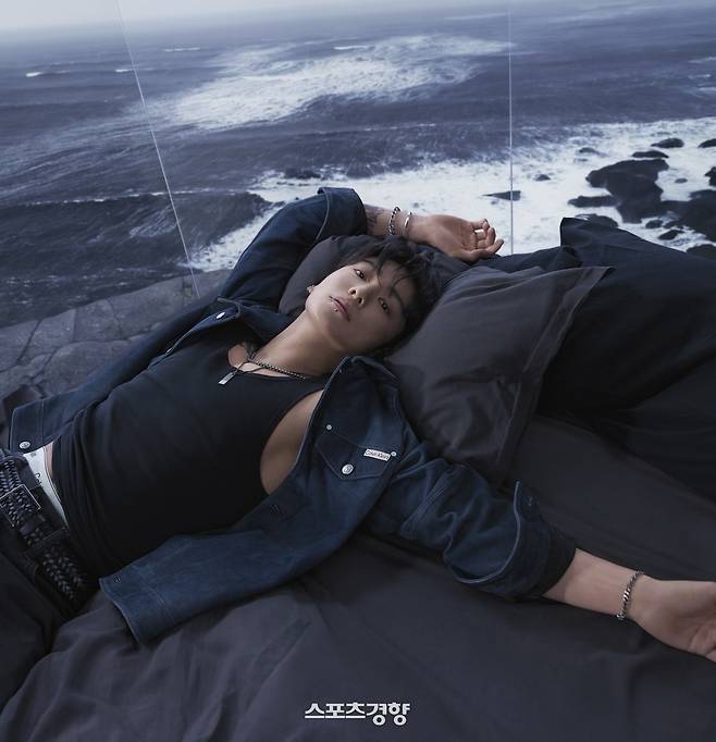 화보 촬영을 하고 있는 방탄소년단 멤버 정국. 캘빈클라인 제공