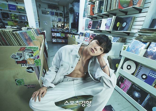 화보 촬영을 하고 있는 방탄소년단 멤버 정국. 캘빈클라인 제공