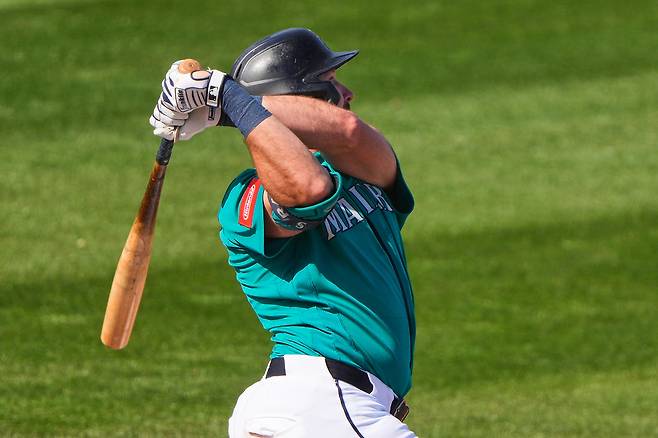 칼 롤리가 25일 미국 애리조나주 피오리아의 피오리아 스타디움에서 열린 시카고 화이트삭스와 2026 메이저리그 시범경기에서 홈런을 치고 있다.  피오리아 | AP연합뉴스